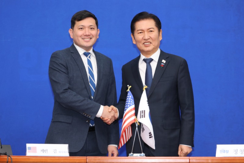 케빈 김 미대사대리와 악수하는 정청래 대표(사진=연합뉴스)