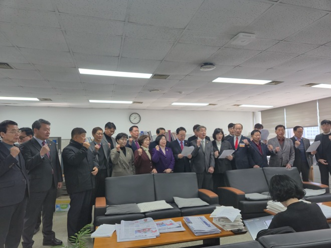 국민의힘 소속 인천시의원들이 거칠게 항의하고 있다.