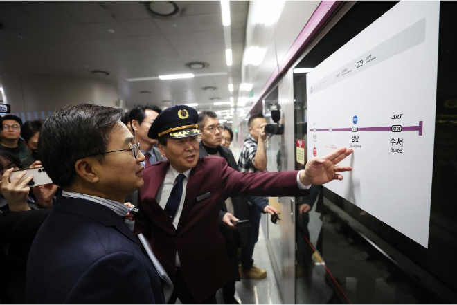 2024년 3월 29일 오후 김동연 경기도지사가 GTX A노선 동탄역 지하6층 승강장을 방문해 현장을 확인하고 있다. / 경기도청