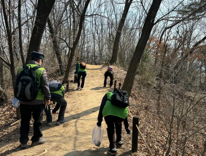 북한산둘레길 지킴이 사업 참여자들이 환경정비를 하고 있다.