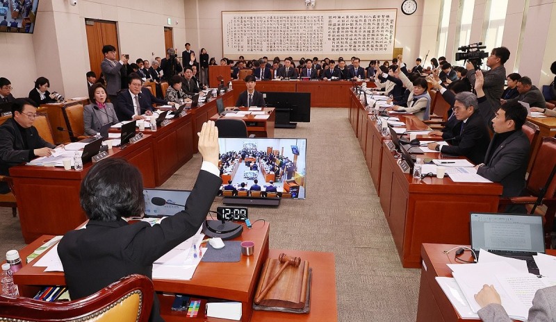 거수 표결하는 법사위원들(사진=연합뉴스)