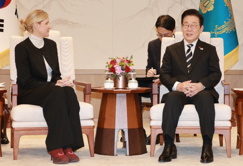 커스티 코번트리 IOC 위원장 접견하는 이재명 대통령(사진=연합뉴스)