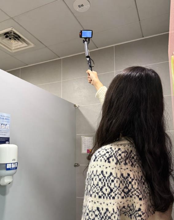 불법 촬영 탐지기로 화장실 점검을 실시하고 있다.