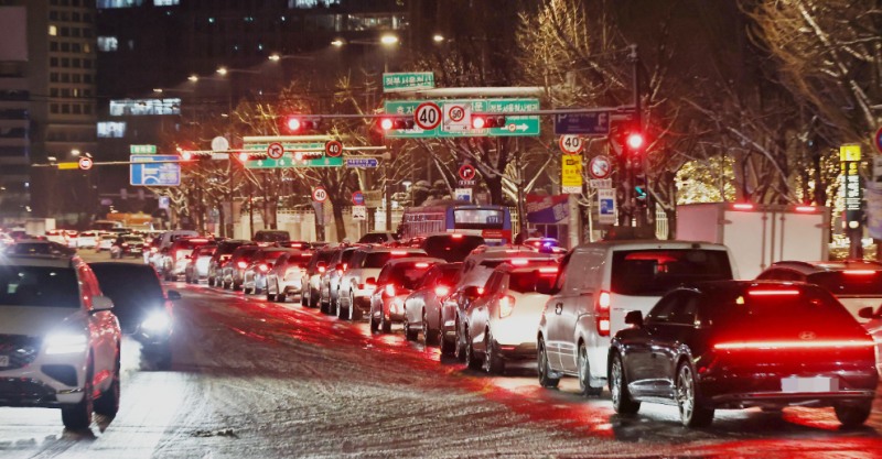 폭설에 밤 늦게까지 도로 마비(사진=연합뉴스)