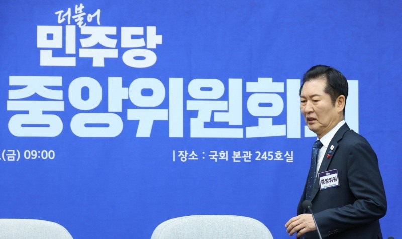 중앙위 회의 입장하는 정청래 대표(사진=연합뉴스)