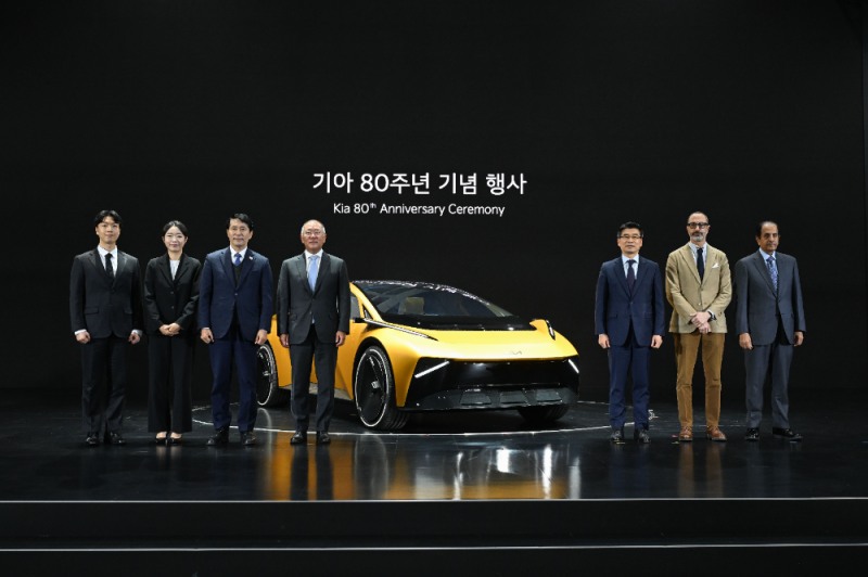 (왼쪽부터) 기아 홍철민 매니저, 기아 김가민 엔지니어, 이학영 국회부의장, 현대자동차그룹 정의선 회장, 기아 송호성 사장, 기아 글로벌 디자인 담당 카림 하비브(Karim Habib) 부사장, 기아 카타르 대리점 회장 압둘아지즈 모하메드 알 아띠아(Abdulaziz Mohamed Al-Attiyah)가 기념 촬영을 하는 모습.(사진=기아)