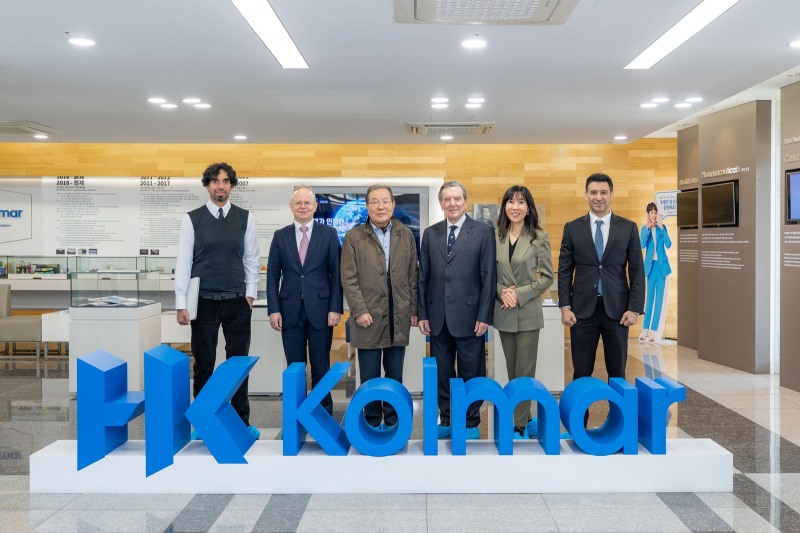 슈뢰더 전 독일 총리 부부, 아랍에미리트 관계자와 콜마그룹 방문