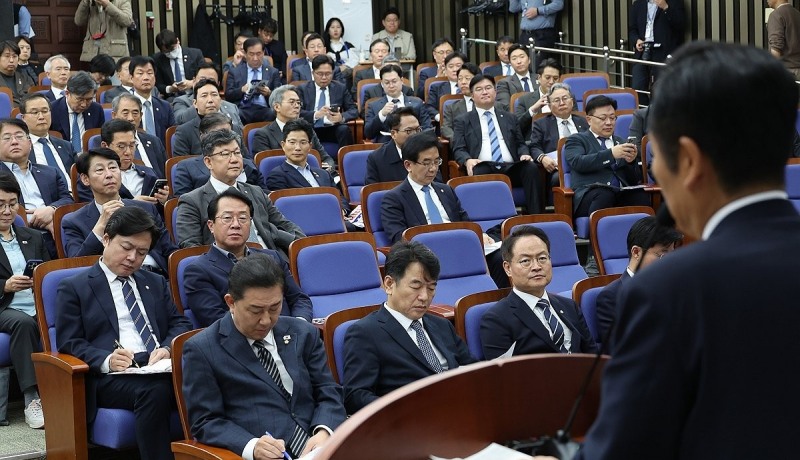 더불어민주당 의총서 발언하는 정청래 대표(사진=연합뉴스)