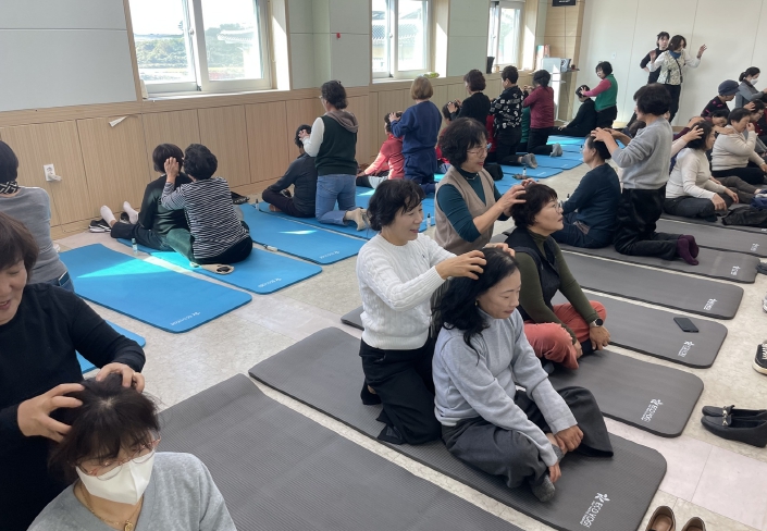 나주시농업기술센터가 2025년 생활개선회 리더십 강화 순회교육을 성황리에 마무리했다. 사진은 힐링요가 실습을 하는 생활개선회 회원들 모습.