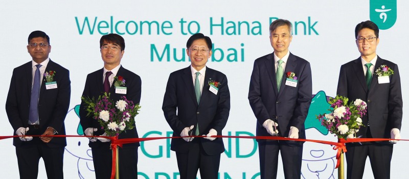 5일 「뭄바이 지점」 개점식에 참석한 강성묵 하나금융그룹 부회장(사진 왼쪽에서 세번째)이 내외빈과 함께 테이프 커팅식을 진행하고 있다.사진 왼쪽부터 Sandesh Shinde 아다니그룹 재무총괄, 김정철 포스코 법인장, 강성묵 하나금융그룹 부회장, 유동완 주뭄바이총영사관 총영사, 이도연 뭄바이 지점장. 사진=하나금융그룹