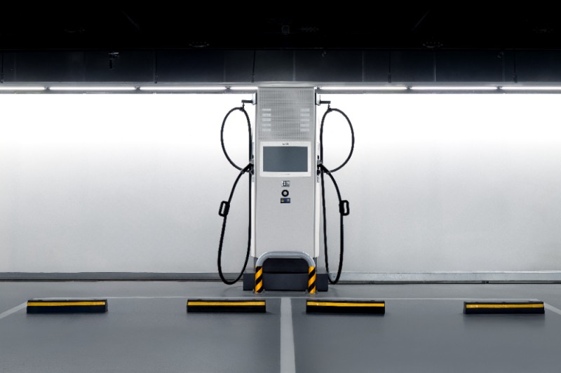 고양 현대모터스튜디오에 설치된 EV-Q 인증을 획득한 200kW 양팔형 E-pit 충전기.(사진=현대차그룹)