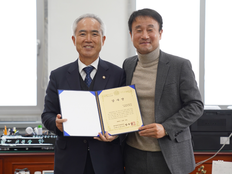 양부남 (왼쪽) 의원과 한병도 (오른쪽) 예결위원장 (사진=의원실)