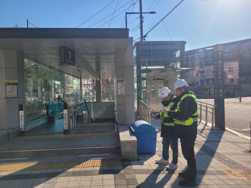 12월 4일(목) 우이신설 연장선 교통시설안전진단 현장조사를 통해 교통약자 이동동선을 확인하고 있는 TS 직원의 모습.(사진=TS)