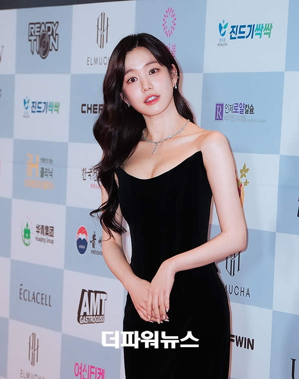 이유비, '2025 서울국제영화대상' 레드카펫