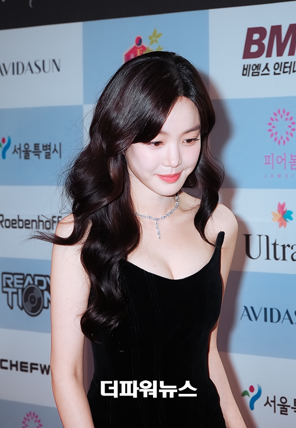 이유비, '2025 서울국제영화대상' 레드카펫