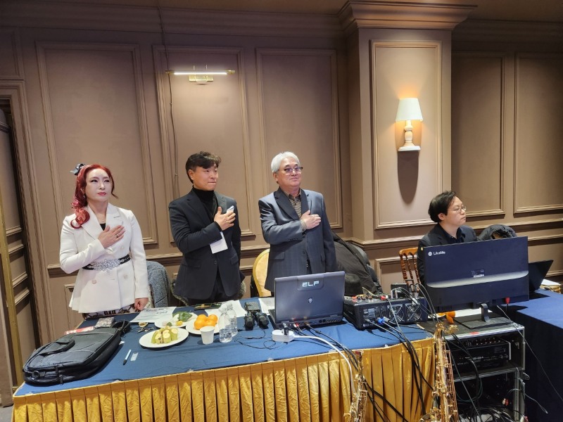 전호림 우남문화원장(고문)과 김선녀 우남문화원실장이 국민의례를 하고 있다.