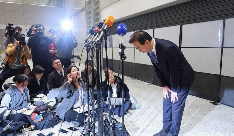 사의 표하며 인사하는 전재수 해양수산부 장관(사진=연합뉴스)