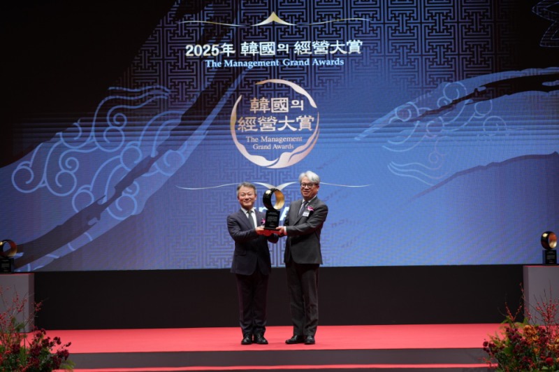 강현정 HUG 혁신성과처장(오른쪽)이 9일 서울 중구 신라호텔에서 열린 ‘2025 한국의 경영대상’에서 ‘Innovative Service of the Year’을 수상한 후 기념 촬영을 하고 있다.(사진=HUG)