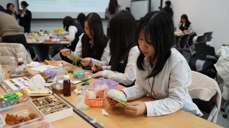 GS칼텍스 예울마루 워크숍에서 학생들이 미술 활동을 통해 '나만의 섬'을 표현하고 있다.(사진=GS칼텍스)