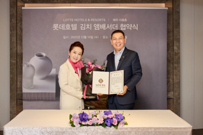 지난 10일, 롯데호텔 서울에서 열린 ‘롯데호텔 김치 앰배서더’ 위촉식에서 이효춘 배우(왼쪽)와 정호석 롯데호텔앤리조트 대표이사가 기념 촬영을 하고 있다. (사진=롯데호텔앤리조트)