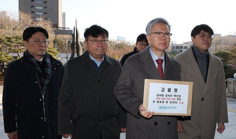 대검에 고발장 제출하는 김택우 의협회장(사진=연합뉴스)