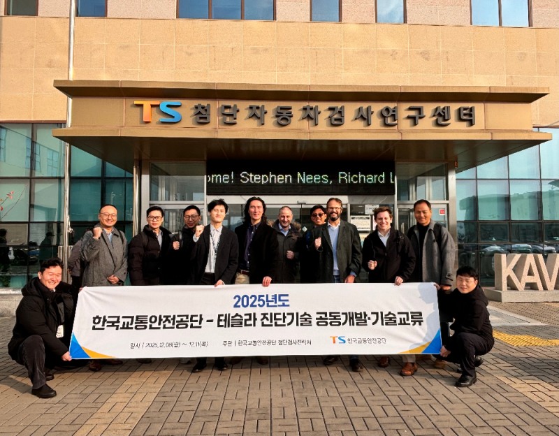 테슬라 서비스엔지니어링 수석이사 Brian Boggs(오른쪽4) 외 개발팀과 TS 첨단검사전략처 단체사진.(사진=TS)