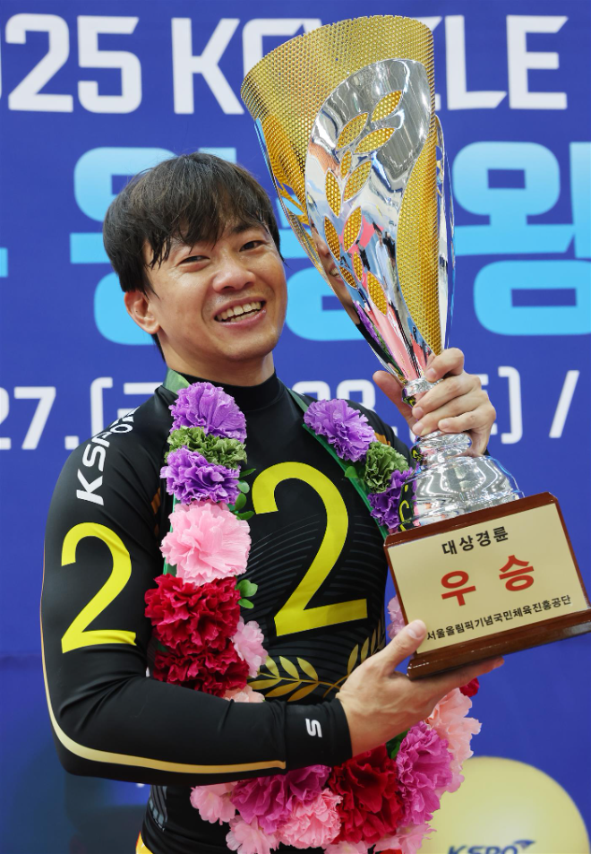 KCYCLE 경륜 왕중왕전에서 우승한 정종진이 환한 미소로 승리를 자축하고 있다.(사진=국민체육진흥공단)