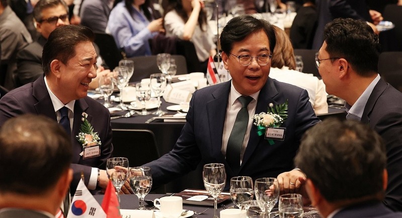 한국외국어신문협회 창립 10주년 기념식에서 만난 김병기 더불어민주당 대표 직무대행 겸 원내대표(왼쪽부터)와 송언석 국민의힘 비상대책위원장 겸 원내대표, 천하람 개혁신당 원내대표가(사진=연합뉴스)