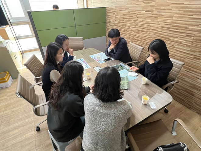 경남 진주시 관계자(우측 2명)가 기장군을 방문해 드론을 활용한 토지행정 우수사례를 벤치마킹하고 있다.(사진제공=부산 기장군)