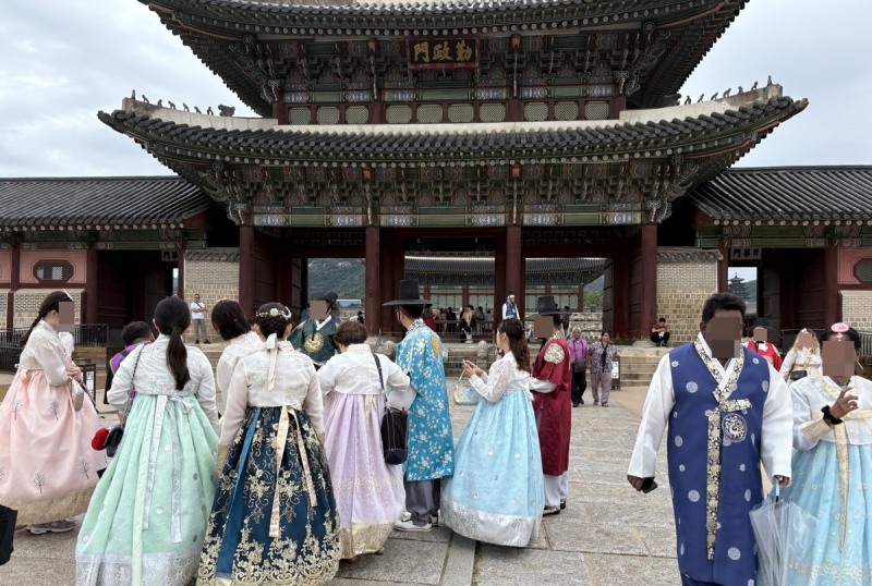 경복궁에 한복 입고 모인 외국인 관광객들(사진=연합뉴스)