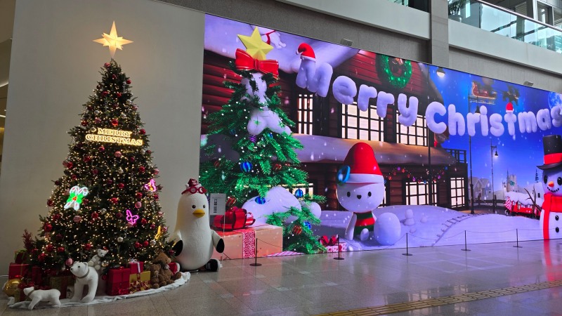 부산시청 로비에 켜진 크리스마스 메시지. 사진=이승렬 기자