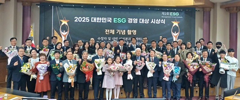 정순옥 K-ESG 기준평가원(KES) 대표원장이 국회의원회관 제1소회의실에서 열린 제2회 2025 대한민국 ESG 경영대상 시상식에서 수상자들과 기념촬영을 하고 있다.