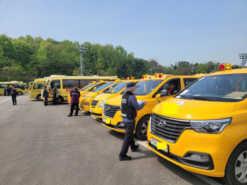 2025년 5월 8일 한국교통안전공단, 김포시청, 김포경찰서, 김포교육청 등 관계자가 참여하여 어린이통학버스 점검을 하고 있다.(사진=TS)