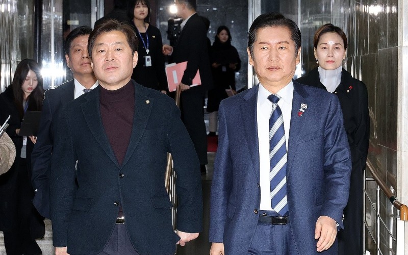 본회의 앞두고 열린 민주당 비공개 의원총회에 참석하는 정청래 대표(사진=연합뉴스)