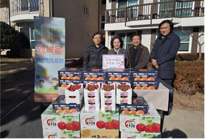 노사합동 전통시장 장보기 전경.(왼쪽부터 김홍근 이사장 직무대행, 이화영화원, 이진우 전력거래소노동조합 위원장, 한충희 우리노동조합 국장). (사진=전력거래소)