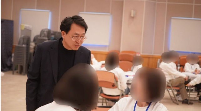 소망교도소 김영식 소장이 가족들과 환영인사를 나누고 있는 모습.(제공=소망교도소)