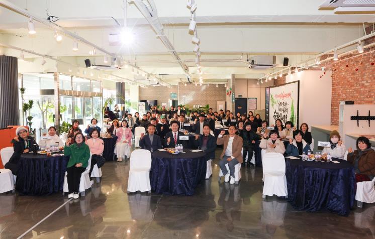 지난 22일 시민공익활동지원센터에서 열린 '2025 일류순천 시민운동 성과공유회'에 참석한 관계자들이 기념촬영을 하고 있다.