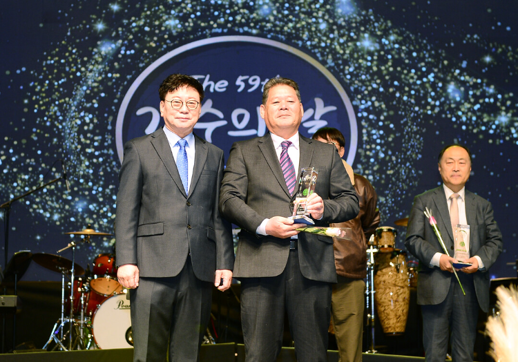 ▲손영욱 더파워뉴스 기자(오른쪽)가 지난 21일 윤천금 한국가수협회장으로 부터 '2025 올해의 기자상'을 받은 뒤 기념촬영을 하고 있다. (사진=한국가수협회 제공)