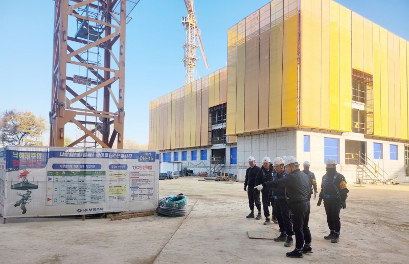 부영그룹이 건설현장에서 안전점검을 하고 있다.(사진=부영그룹)