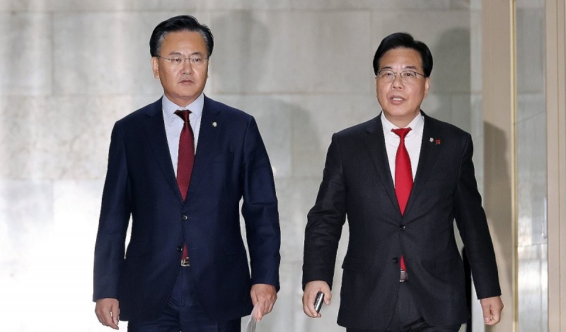 운영위원장실 들어서는 송언석·유상범(사진=연합뉴스)