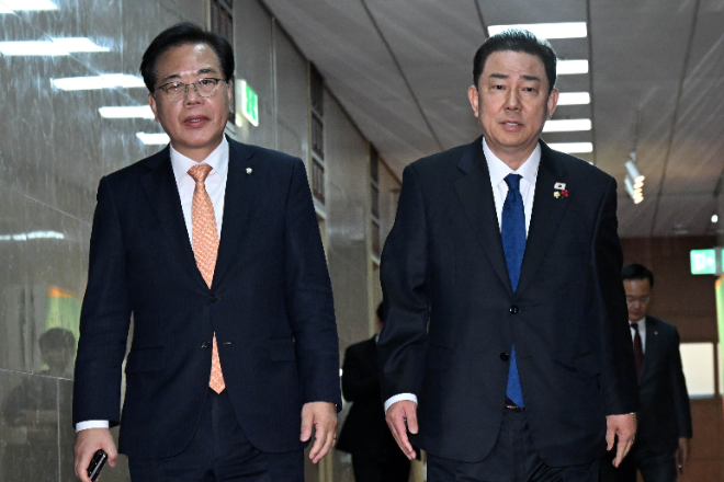 이동하는 김병기-송언석 원내대표. (사진=연합뉴스)