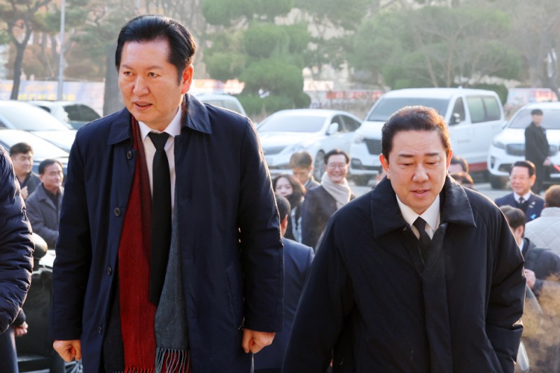 무안서 더불어민주당 현장최고위원회의에 참석하는 지도부(사진=연합뉴스)