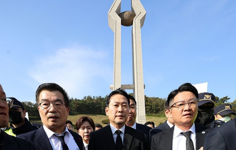 지난달 광주 5·18민주묘지 온 장동혁 대표(사진=연합뉴스)