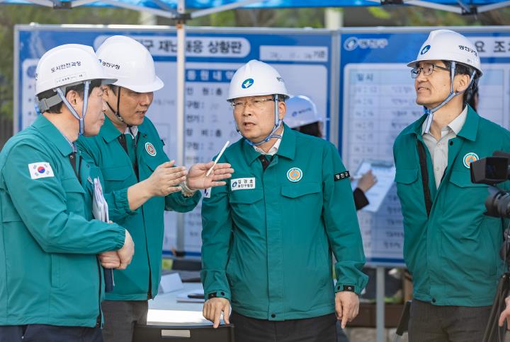 김경호 광진구청장이 통합지원본부에서 현장 훈련 상황을 전달받고 있다