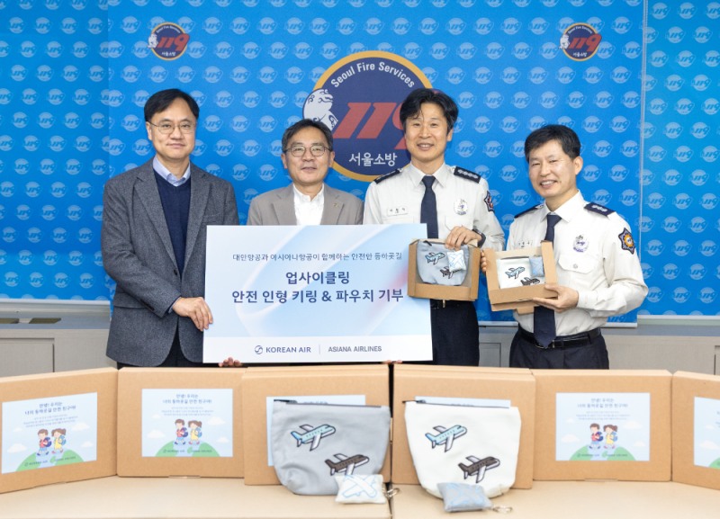 행사에 참여한 대한항공 총무부담당 지상휘 상무(왼쪽에서 두번째), 아시아나항공 HR담당 정성원 상무(왼쪽에서 첫번째), 강서소방서 이원석 서장(왼쪽에서 세번째), 강서소방서 조철수 행정과장(왼쪽에서 네번째)이 기념사진을 촬영하는 모습.(사진=대한항공)