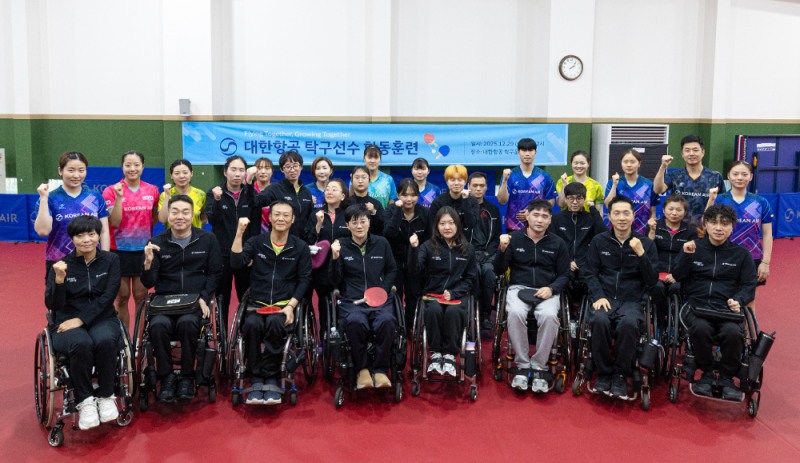 행사에 참여한 대한항공 여자탁구단과 장애인 탁구선수들이 기념사진을 촬영하는 모습.(사진=대한항공)