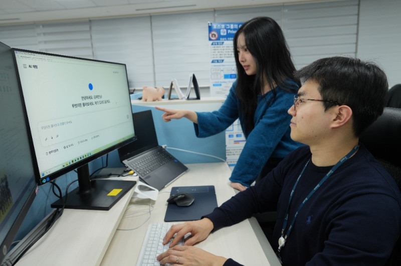 포스코DX 직원들이 최신 생성형 AI로 업그레이드한 P-GPT를 활용해 업무를 수행하고 있다.(사진=포스코DX)