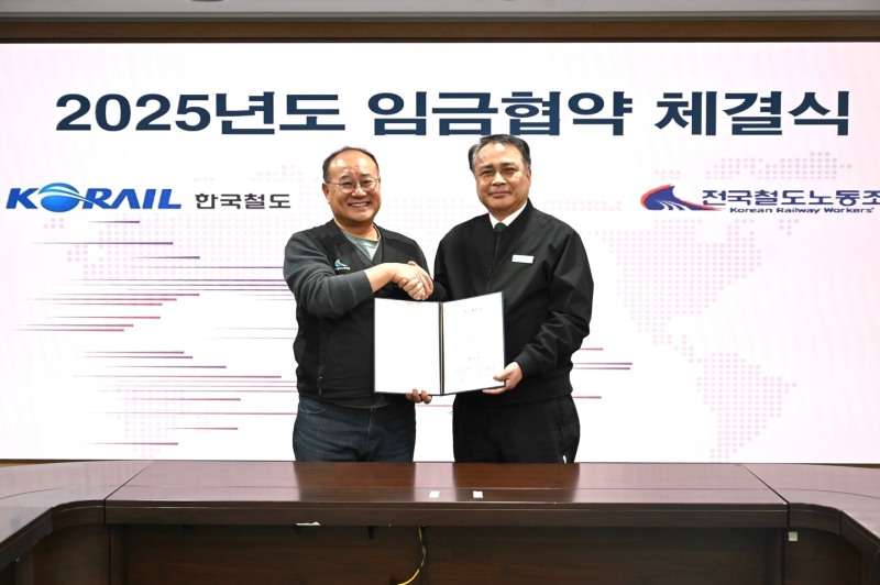 정정래 코레일 사장직무대행(사진 오른쪽)이 30일 오후 서울사옥에서 강철 전국철도노동조합 위원장(사진 왼쪽)과 함께 ‘2025년도 임금협약서’에 서명했다.(사진=코레일)