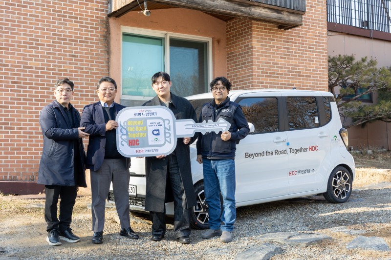 (왼쪽부터) 김영중 집으로가는길 대표, 이동훈 HDC현대산업개발 홍보팀장, 박진근 HDC 심포니 희망드림빌더 3기 최우수 수료자, 김대영 한국주택환경연구원장.(사진=HDC현대산업개발)