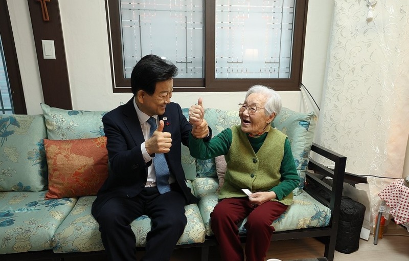 정동영 통일부 장관, 이산가족 위로 방문(사진=연합뉴스)